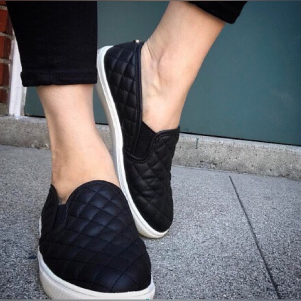 Steve Madden Women's Ecentrcq Sneaker (NO LID ON THE BOX) NWT.